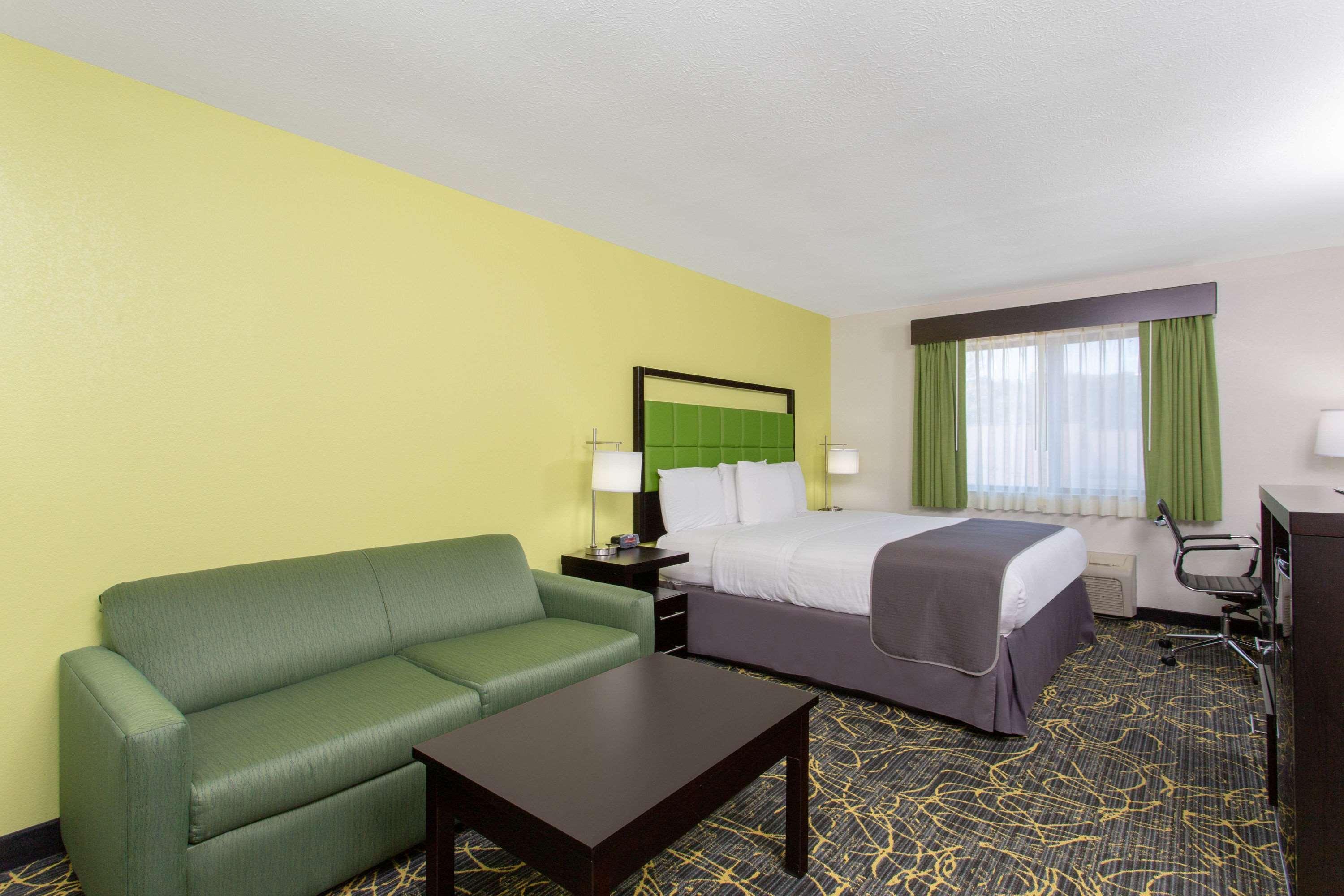 Americinn And Suites By Wyndham Delafield-Waukesha-Milwaukee Exterior foto