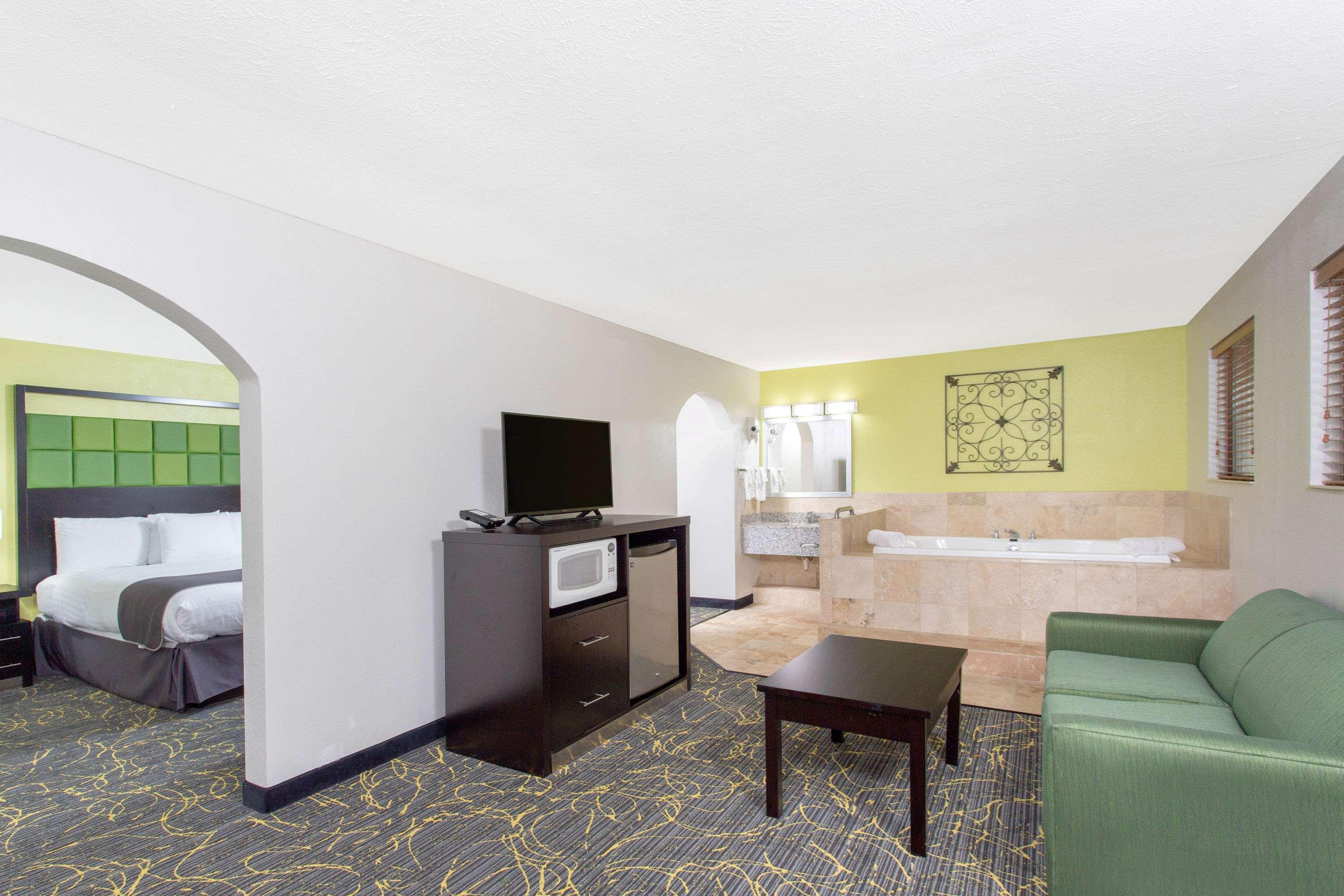 Americinn And Suites By Wyndham Delafield-Waukesha-Milwaukee Exterior foto